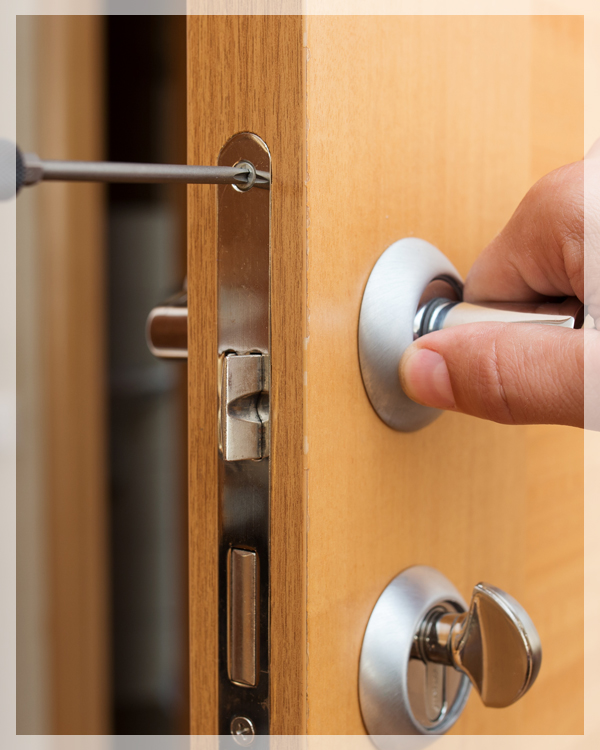 Installation of door locks and lock cylinders in the Algarve